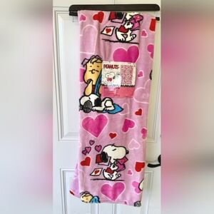 Peanuts Snoopy and Charlie Brown Valentine’s Day Blanket ❤️